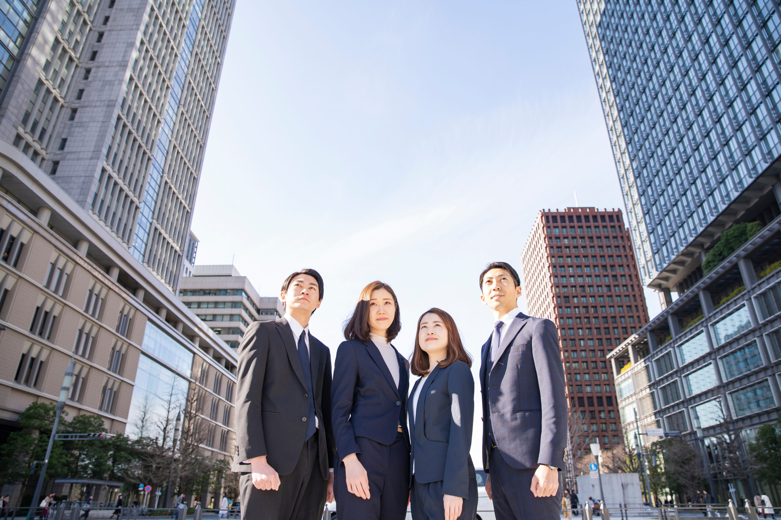 ビジネスシーン・4人のチーム